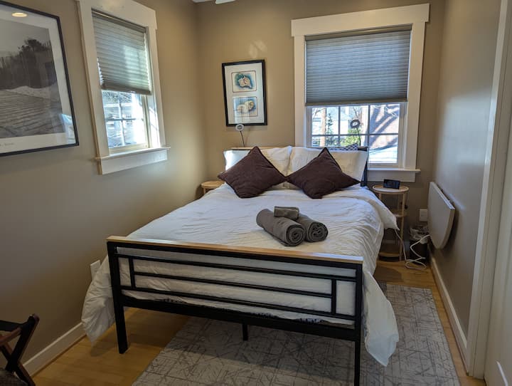 Second bedroom with Full-size bed.