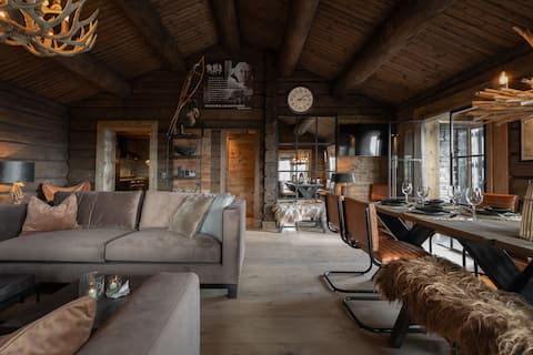 Norefjellhytta - fantastic location on the top.