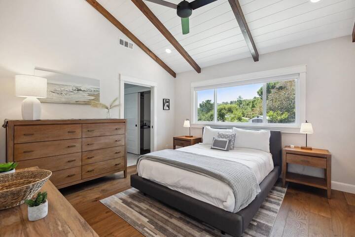 LuxoStays Bright & Cozy 4BR Home • 5 Beds • 2 Bath gallery image 4