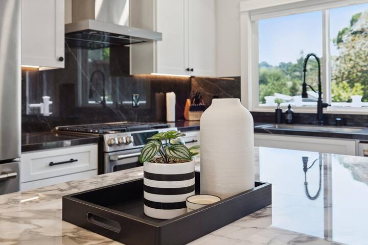 LuxoStays Bright & Cozy 4BR Home • 5 Beds • 2 Bath gallery image 3