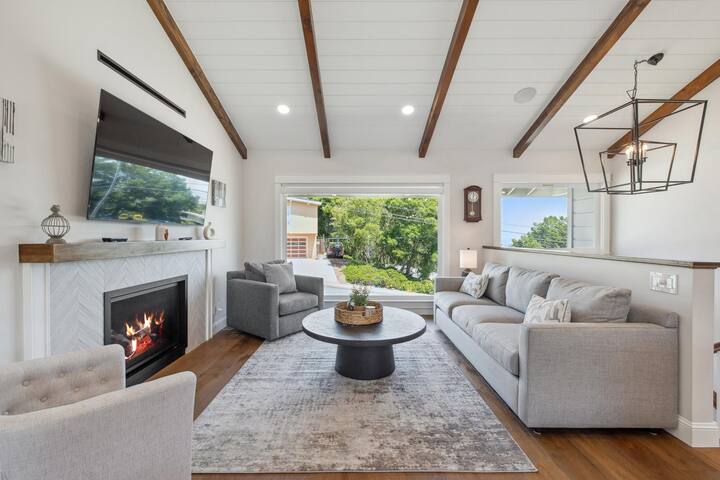 LuxoStays Bright & Cozy 4BR Home • 5 Beds • 2 Bath gallery image 2