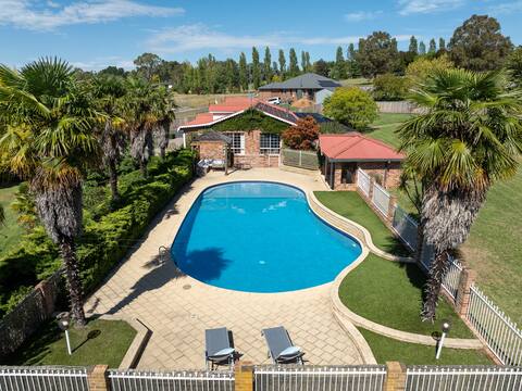 Entertainer's Dream - 6 Bedroom Home with Pool