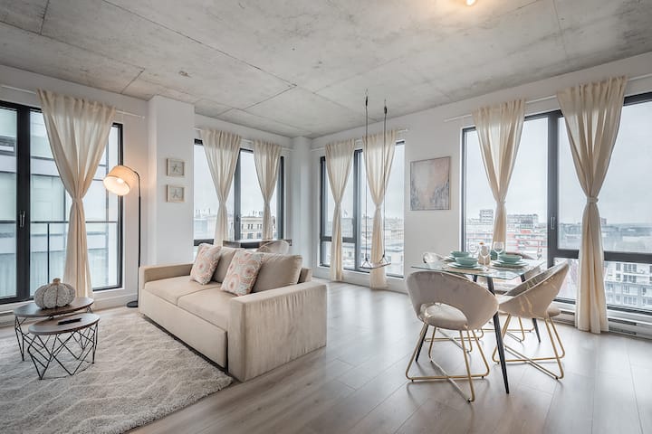 Skyline Penthouse | 360° Views + Parking - Apartments for Rent in