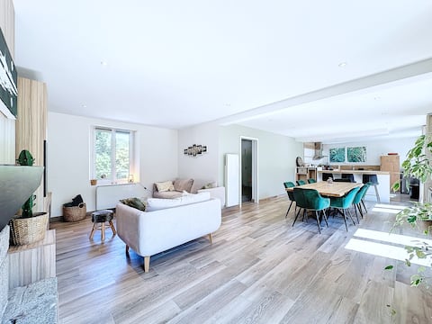 *Ker Lenn* on the edge of a pond, pretty property