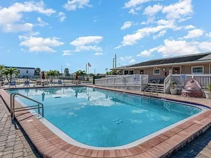 2br Condo W/ Pool & Parking - Cocoa Beach, FL