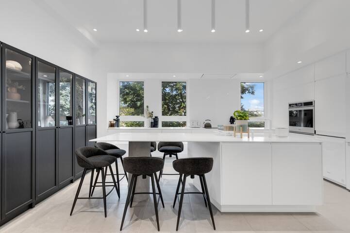 Sunny 3 BDR 2 Bath Downtown Escape gallery image 5