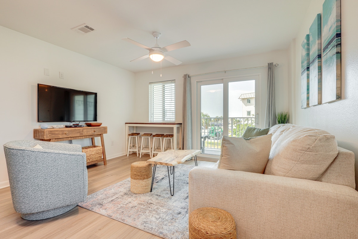 Beachy Gulf Shores Condo w/ Pool, Walk to Shore!