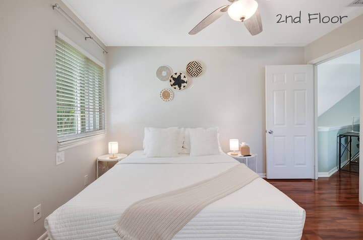 Ოთახი გემოვნებით არის გაფორმებული რბილი თეთრეულით, მყუდრო ბალიშებითა და თბილი განათებით, რაც ქმნის დასასვენებელ ატმოსფეროს.