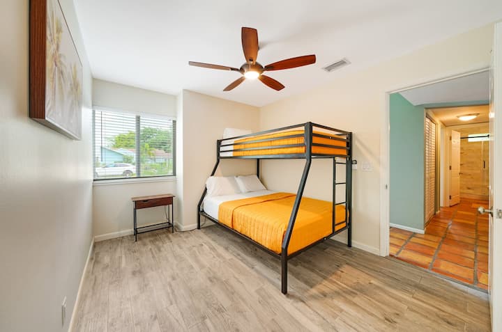 Ორსართულიანი საწოლის დაყენება მაქსიმალურად ზრდის იატაკის სივრცეს და სთავაზობს კომფორტულ საძილე პირობებს. 