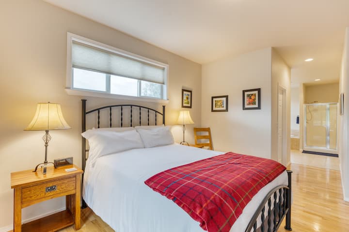 Основната спалня има двойно легло и баня със самостоятелна баня.