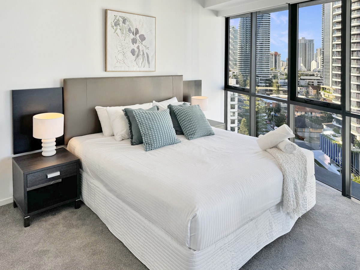 غرفة نوم رئيسية بسرير بحجم كبير