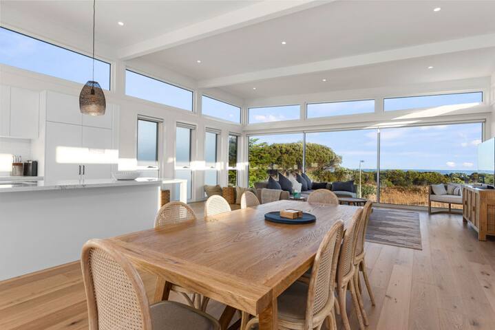 Cedar Tides – Luxury and views. gallery image 2