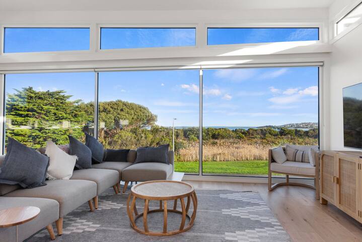 Cedar Tides – Luxury and views. gallery image 4