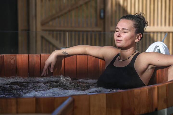 Cedar Tides – Luxury and views. gallery image 3