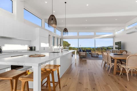 Top Airbnb: Cedar Tides - Luxury and views. in Apollo Bay