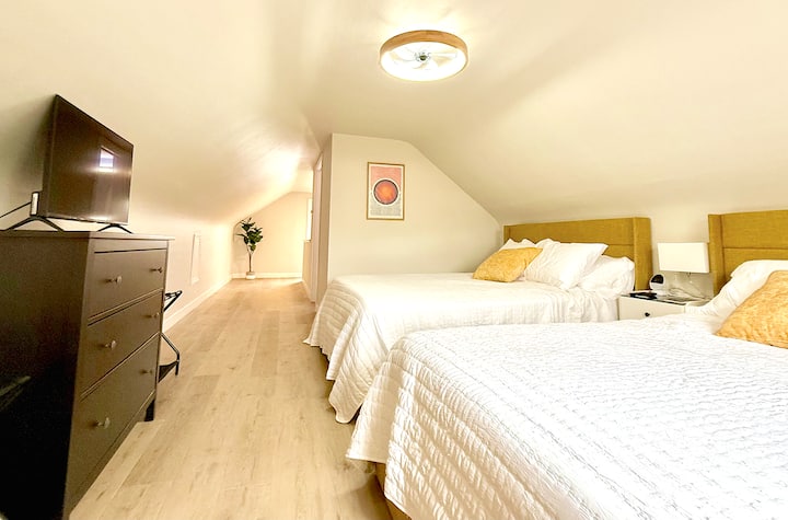 [寝室4]
クイーンサイズベッド☞ 2台（メモリーフォームマットレス付き）
☞ 静かなシーリングファン
☞ Rokuスマートテレビ
☞ Alexa EchoとUSBポート