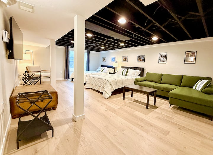 [寝室3]
快適なソファーを備えた☞オープンコンセプトのレイアウト！
クイーンサイズベッド☞ 2台、メモリーフォームマットレス付き
☞ 70インチRokuスマートテレビ
☞ Alexa Echo USBポート付き
☞ 出口窓
☞ パッカーの歴史写真！