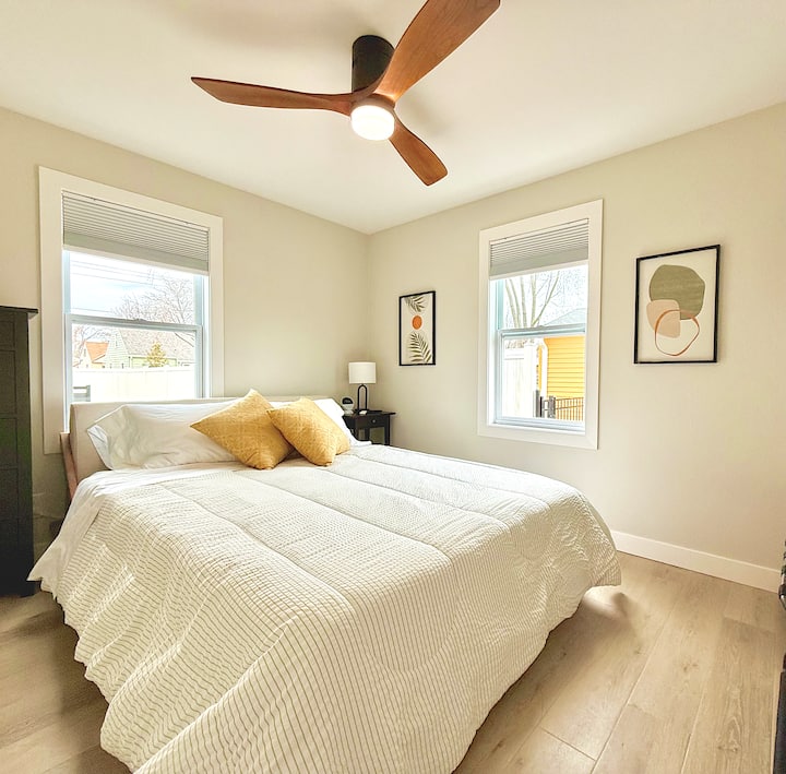 [寝室2]
☞ メモリーフォームマットレス付きクイーンサイズベッド
☞ Rokuスマートテレビ
☞ 静音シーリングファン
USBポート付き☞Alexa Echo