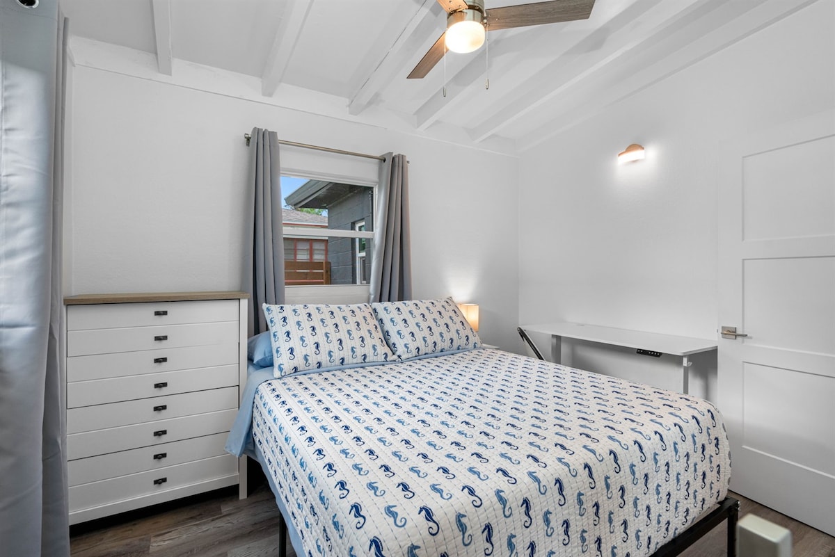 המסגרת המלוטשת והמודרנית של המיטה משתלבת בצורה חלקה עם פלטת הצבעים החמה והנייטרלית של החדר, ויוצרת אווירה שלווה אידיאלית להירגע אחרי יום ארוך.