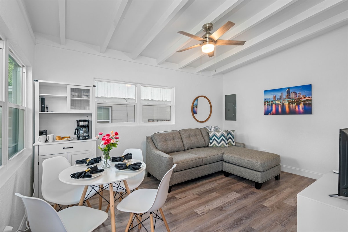 במהלך היום, אור טבעי מציף דרך חלונות גדולים, מאיר את החדר ומדגיש את העיצוב בטוב טעם שלו.