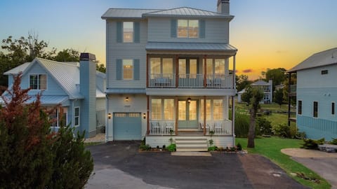 6 Br, 7.5 Ba Luxurious Lake Getaway, Sleeps 22