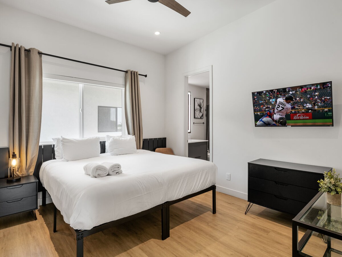 მე-2 სართული: მე-2 საძინებელი დიდი საწოლით, სმარტ-ტელევიზორითა და სააბაზანოთი.