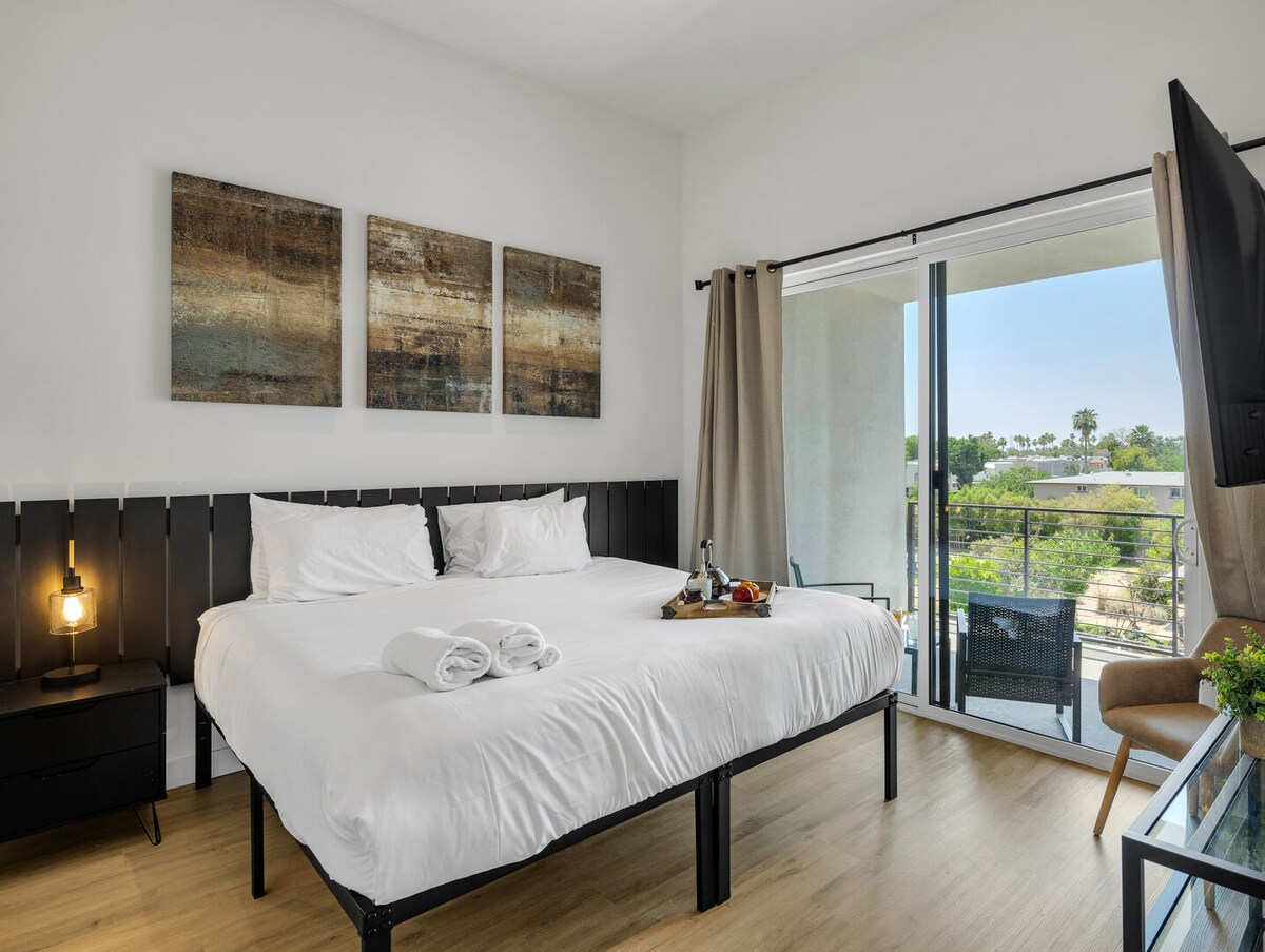 მე-2 სართული: ძირითადი საძინებელი დიდი საწოლით, სმარტ-ტელევიზორით, ცალკე აივნითა და ძირითადი სააბაზანოთი.