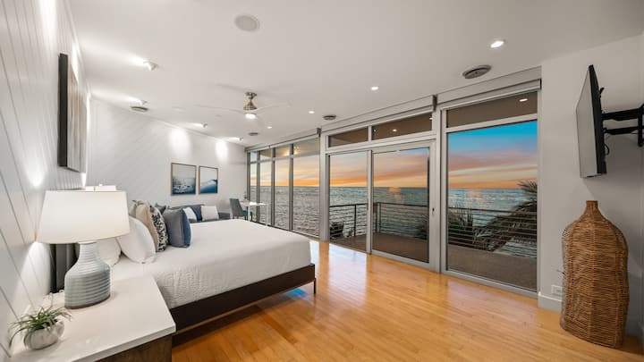 Dormitorio principal - Cama tamaño king - Baño privado - Acceso al balcón - Vistas directas al golfo