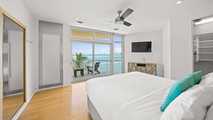 Camera da letto 3 - Letto matrimoniale grande - Bagno privato - Accesso al balcone - Vista diretta sul golfo