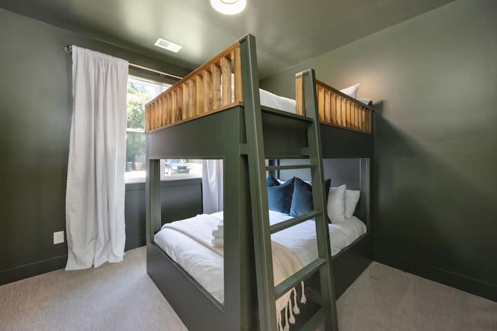 יחידה עליונה - קומה 1: חדר שינה 4 עם מיטת קומותיים המציע 2 מיטות קווין סייז, מרחב ארון, טלוויזיה חכמה וחדר רחצה בסגנון ג'ק וג'יל.