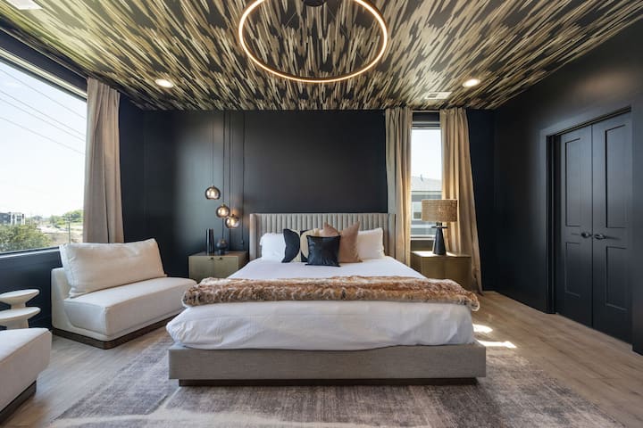 היחידה העליונה - קומה 3: חדר שינה ראשי עם ריהוט מעצבים, כולל מיטת קינג סייז עם חדר ארונות גדול, טלוויזיה חכמה וחדר רחצה ראשי צמוד.