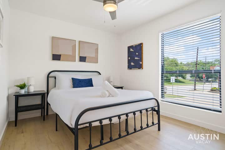 Dormitorio tamaño queen con armario y sábanas de lujo de calidad hotelera.