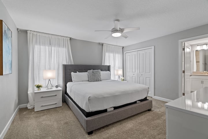 Suite principal: cama tamaño king con TV (arriba)