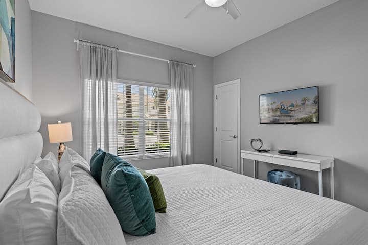 Dormitorio #1: cama tamaño king con TV (planta baja)