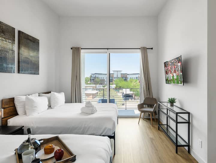 2楼：主卧配备2张标准双人床、智能电视、私人阳台和套房主卫生间。