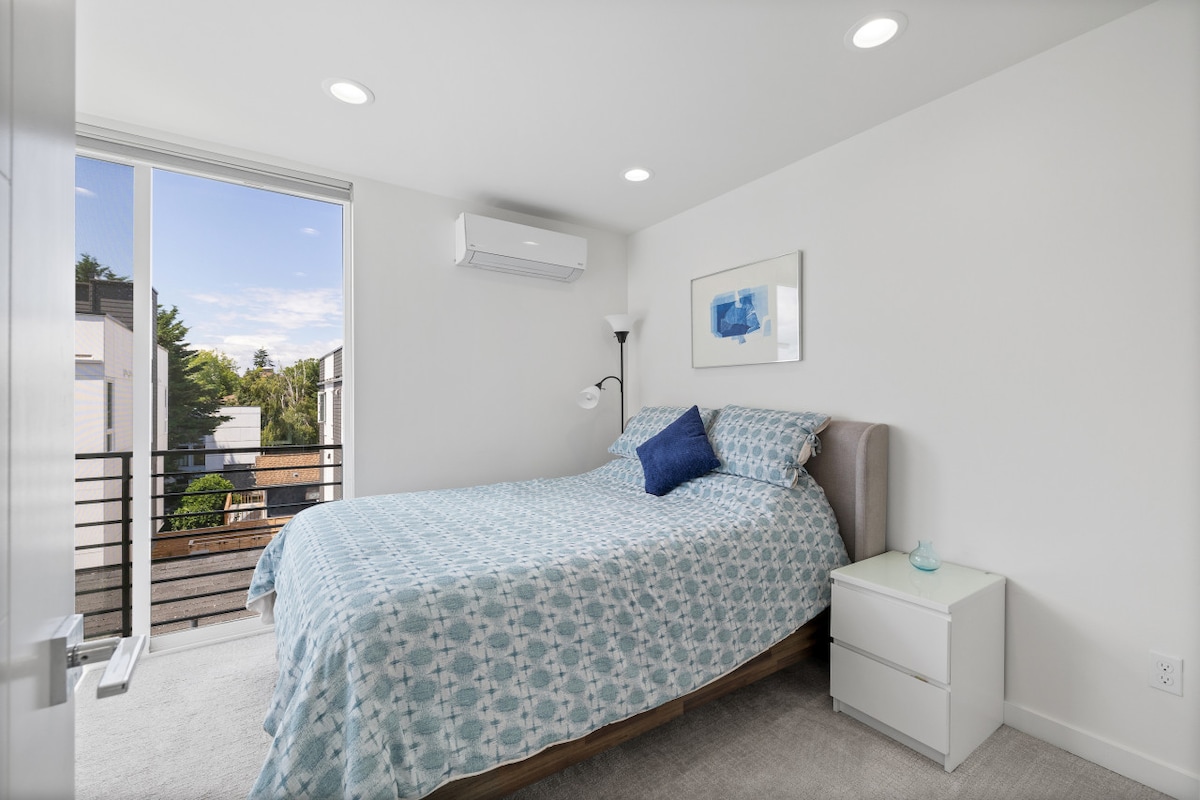 חדר השינה הראשי נמצא בקומה השלישית ויש בו מיטת קווין סייז.