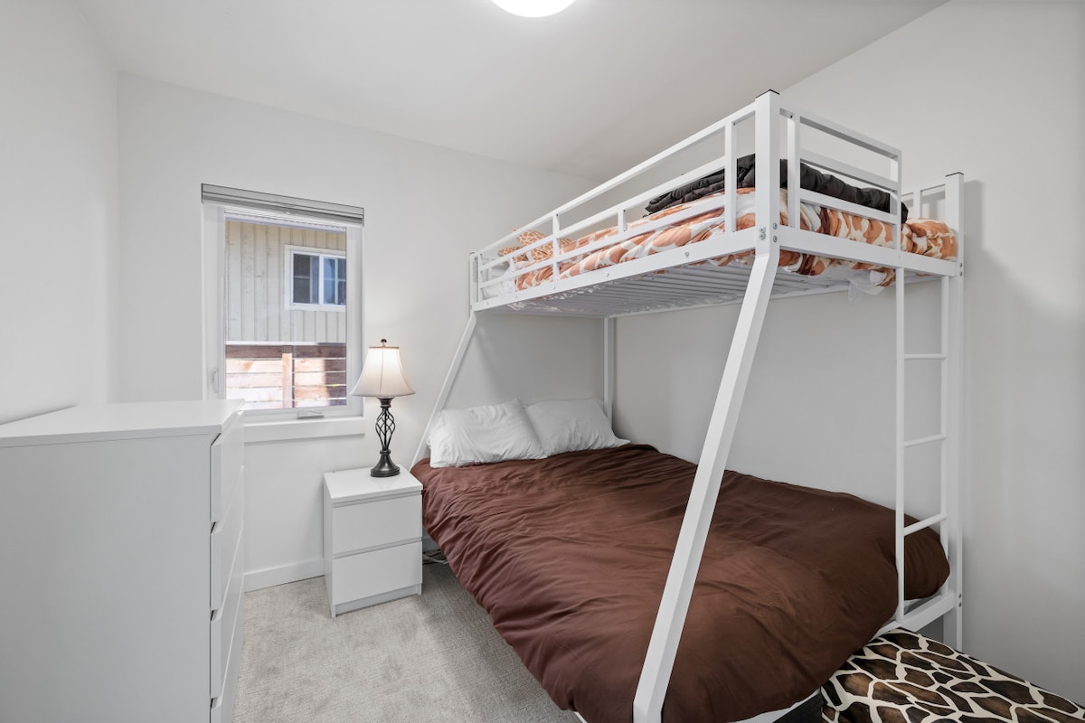 חדר שינה לאורחים בקומה הראשונה