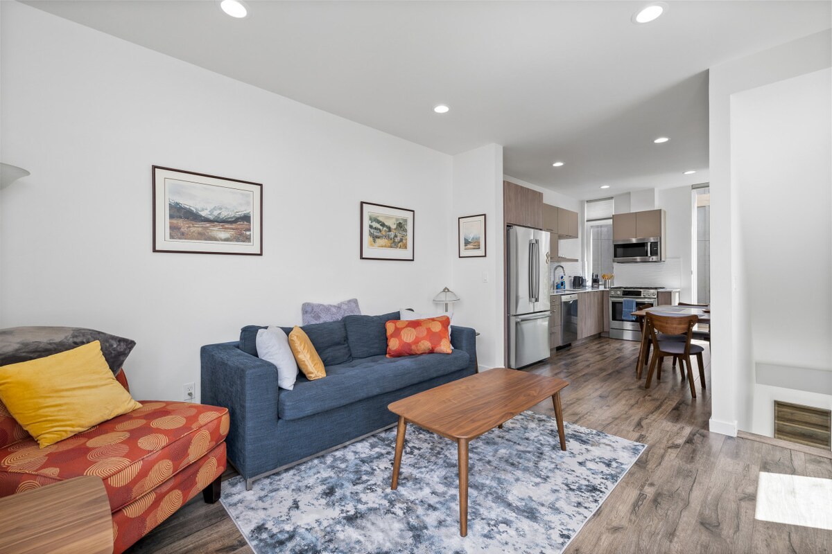 סלון, מטבח ואוכל בקומה השנייה