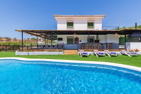 Countryside house for 14 with private pool, Bbq &