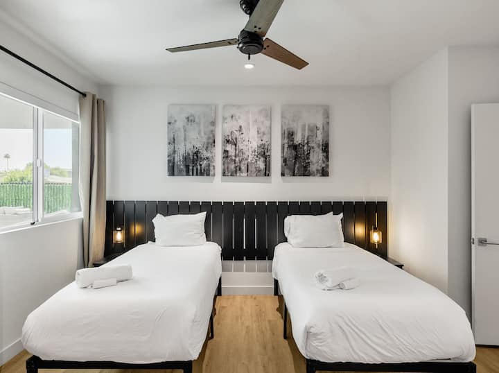 2. Schlafzimmer mit 2 Queensize-Betten, einem Smart-TV und einem eigenen Bad.