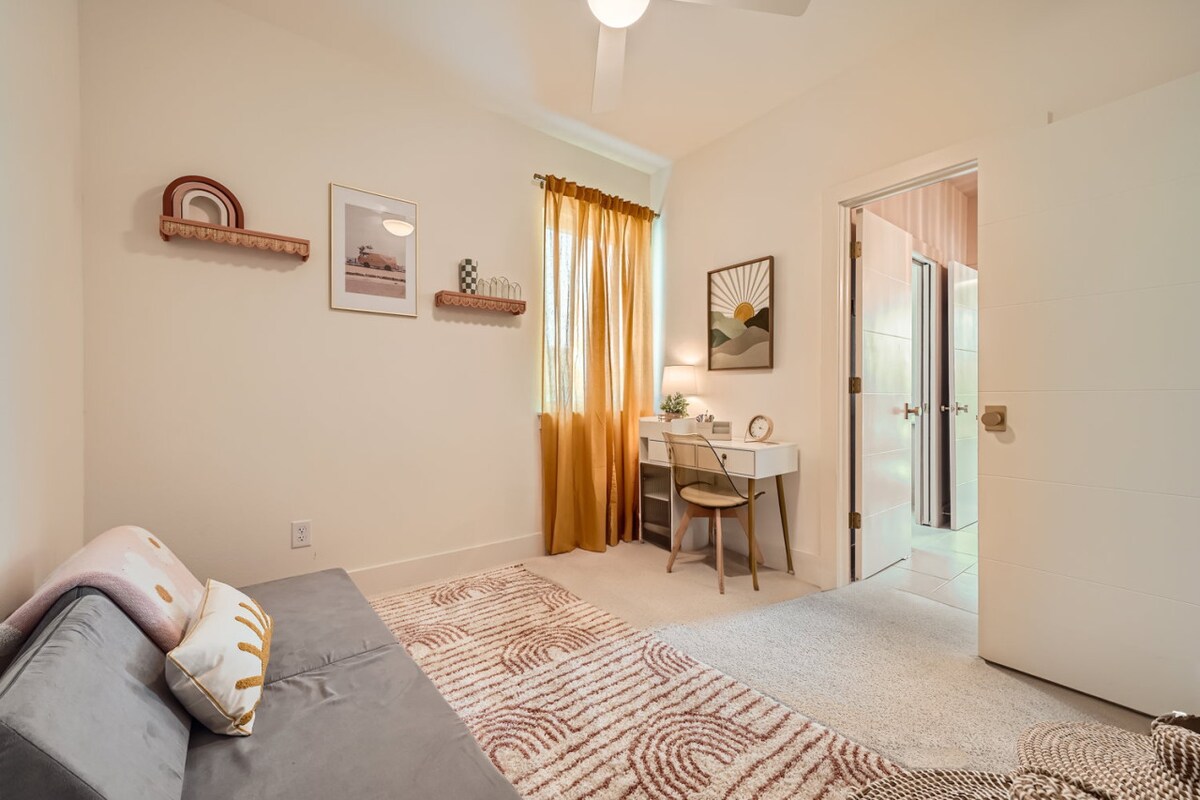 Dhoma e gjumit 3 dyfishohet si një hapësirë pune e gjithanshme, me një dyshek/divan me dy modularë për sistemim fleksibël të fjetjes. Dhoma përfshin gjithashtu një hapësirë pune të dedikuar, ideale për punë në distancë ose studim në një ambient të rehatshëm.