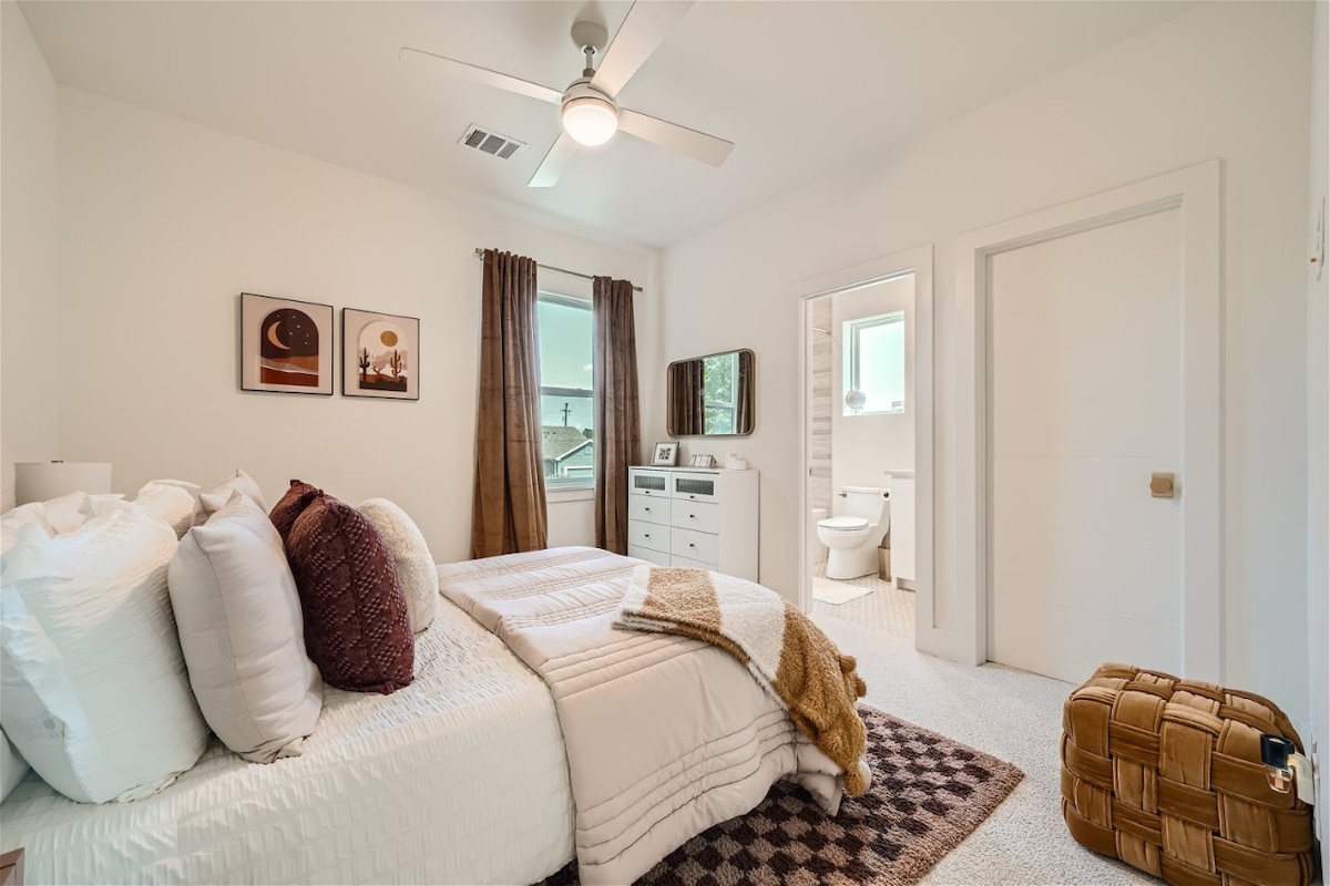 Dhomë gjumi e ndritshme dhe e gëzuar me një krevat të madh dhe shumë dritë natyrale.