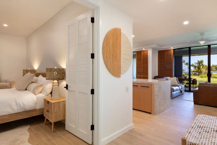 Gorgeous, Fully-Upgraded Oceanfront Condo by Beach gallery image 3