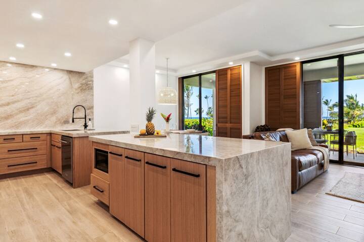 Gorgeous, Fully-Upgraded Oceanfront Condo by Beach gallery image 2