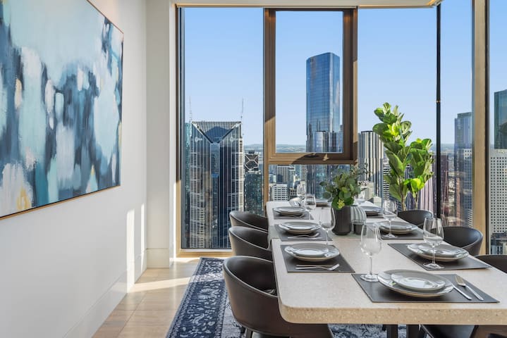 Ultra-Luxe City Penthouse with Jaw-dropping Views gallery image 2