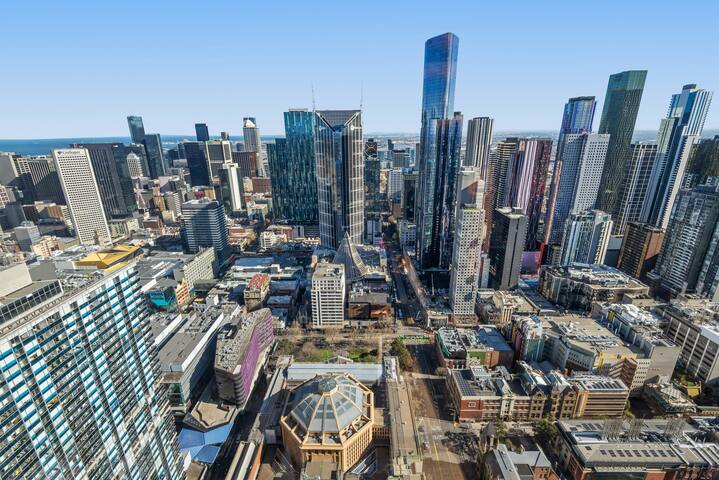 Ultra-Luxe City Penthouse with Jaw-dropping Views gallery image 3