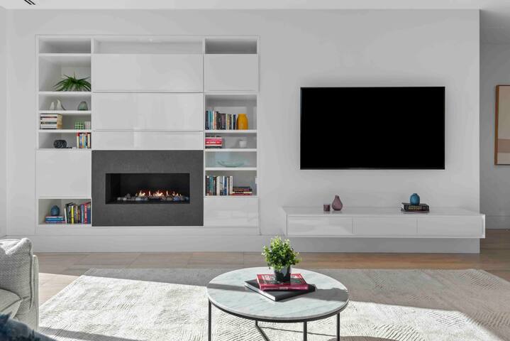 Ultra-Luxe City Penthouse with Jaw-dropping Views gallery image 5