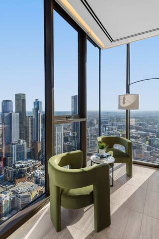 Ultra-Luxe City Penthouse with Jaw-dropping Views gallery image 4
