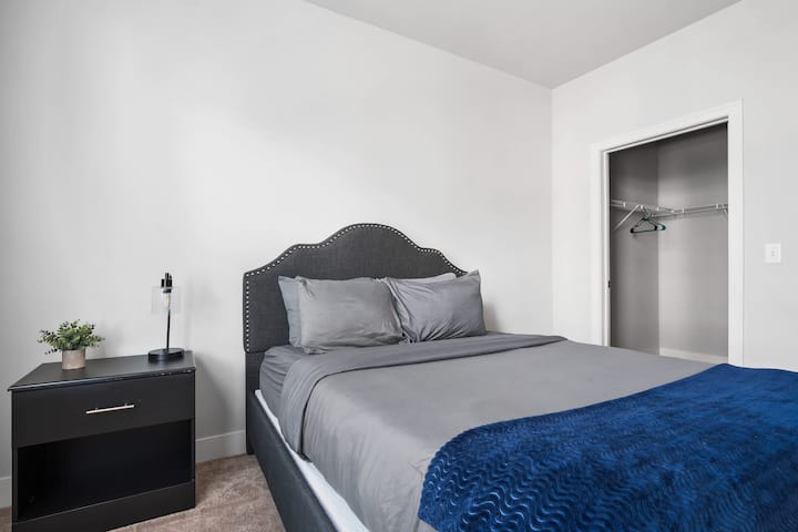 Hlavná spálňa 4 so šatníkom a televízorom Roku. 