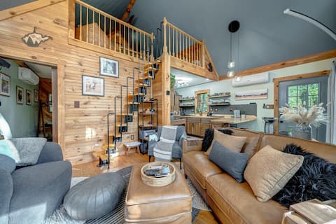 Upscale w Fireplace, Fire Pit, Games in Gated Comm